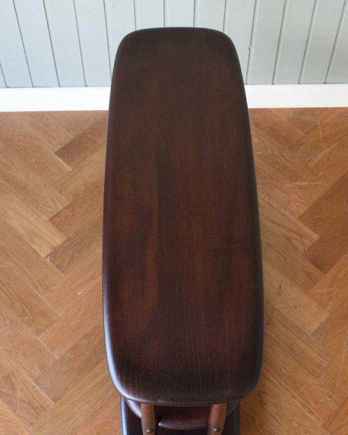 アーコールの家具 アンティーク家具 北欧デザインのアンティーク家具、落ち着いたカラーのアーコールのトローリー(ワゴン) 。上から見るとこんな形です修復にもいろんな方法がありますが、Handleではこだわって仕上げています。(x-1126-f)