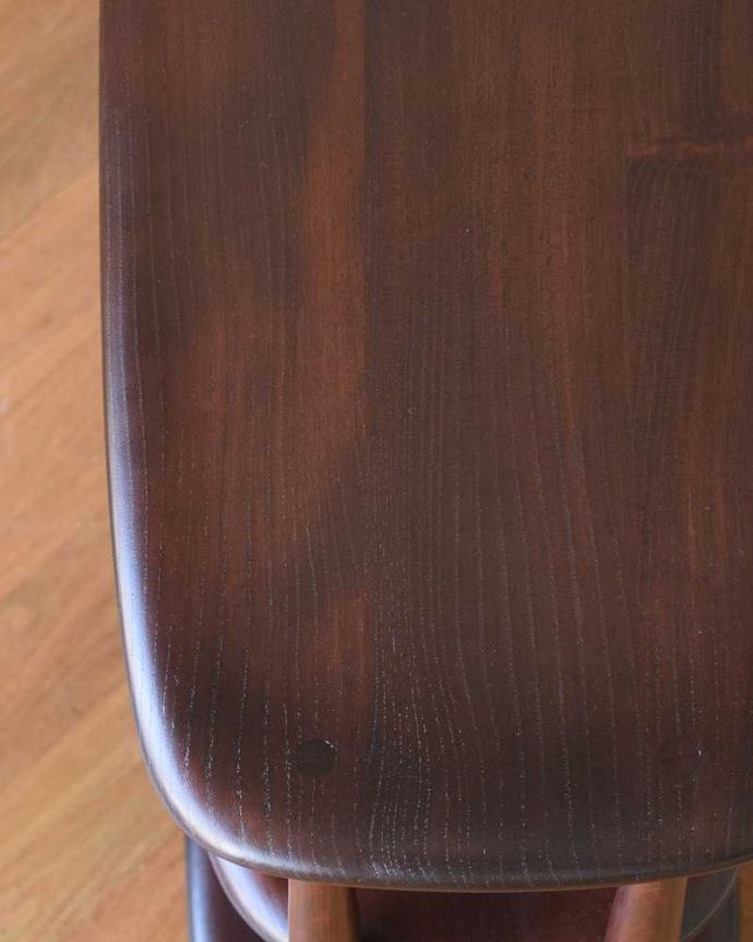 アーコールの家具 アンティーク家具 北欧デザインのアンティーク家具、落ち着いたカラーのアーコールのトローリー(ワゴン) 。近づいてみると・・・修復にもいろんな方法がありますが、Handleでは塗装にこだわって古い塗装を剥離して再塗装していますのでピカピカです。(x-1126-f)