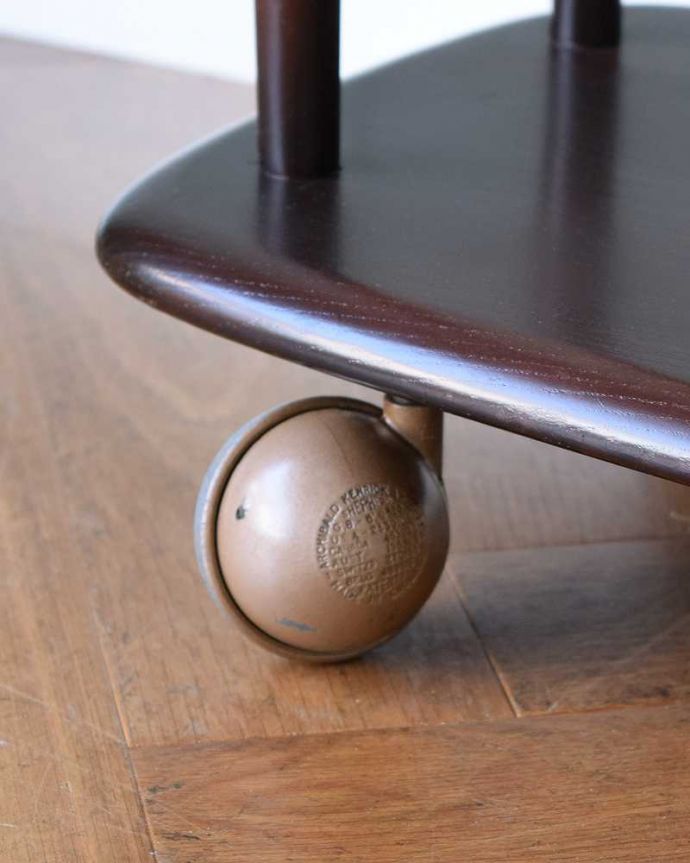 アーコールの家具 アンティーク家具 北欧デザインのアンティーク家具、落ち着いたカラーのアーコールのトローリー(ワゴン) 。ちゃんと動きます脚先にはキャスターが。(x-1126-f)