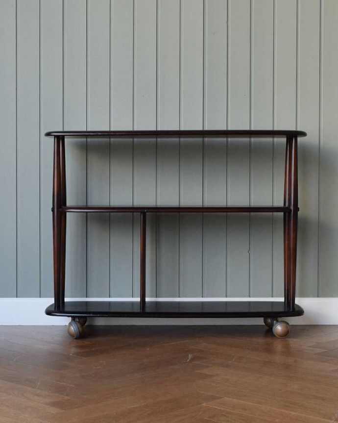 アーコールの家具 アンティーク家具 北欧デザインのアンティーク家具、落ち着いたカラーのアーコールのトローリー(ワゴン) 。キッチンだけじゃもったいない!アンティークのワゴンはデザインもキレイなので、キッチン用として使うだけじゃなく、家具としていろいろ使えます。(x-1126-f)