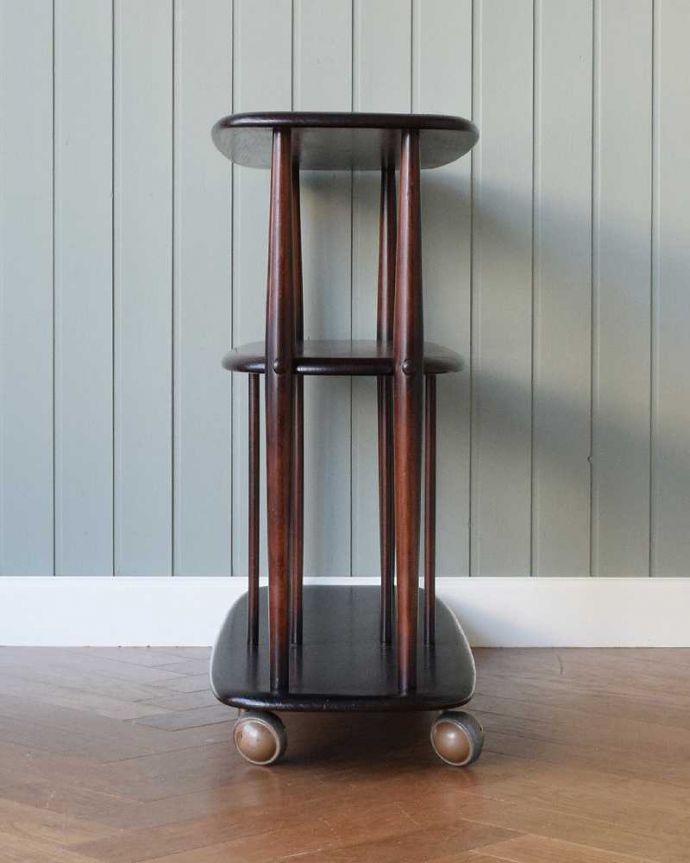 アーコールの家具 アンティーク家具 北欧デザインのアンティーク家具、落ち着いたカラーのアーコールのトローリー(ワゴン) 。360度、どこから見てもキレイアンティークは新品ではないので、もちろん経年変化によるキズはありますが、専門の職人がキレイにお直しをしているので、どの角度から見てもキレイです。(x-1126-f)