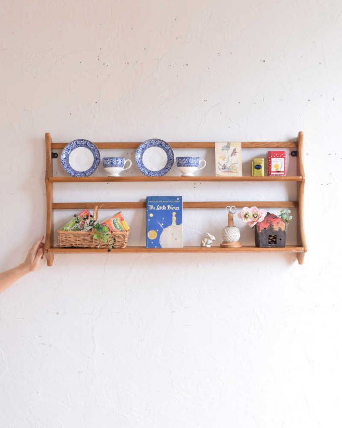 ウォールシェルフ・ウォールハンガー アンティーク家具 壁のお洒落を楽しむアーコール社のヴィンテージのウォールシェルフ(プレートラック)。壁をオシャレにしてくれるシェルフ北欧スタイルの壁付けシェルフは取り付けた瞬間、お部屋をオシャレに魅せてくれる魔法のアイテムです。(x-1127-f)