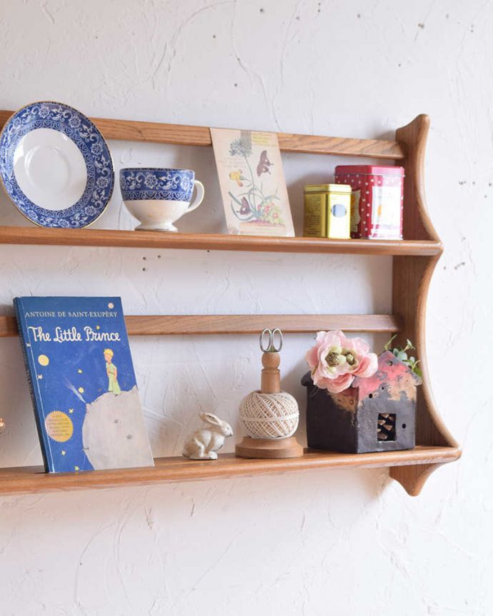 ウォールシェルフ・ウォールハンガー アンティーク家具 壁のお洒落を楽しむアーコール社のヴィンテージのウォールシェルフ(プレートラック)。クールな表情から感じるぬくもりシンプルでカッコいいデザインの中に見えるほっこりとしたぬくもり。(x-1127-f)