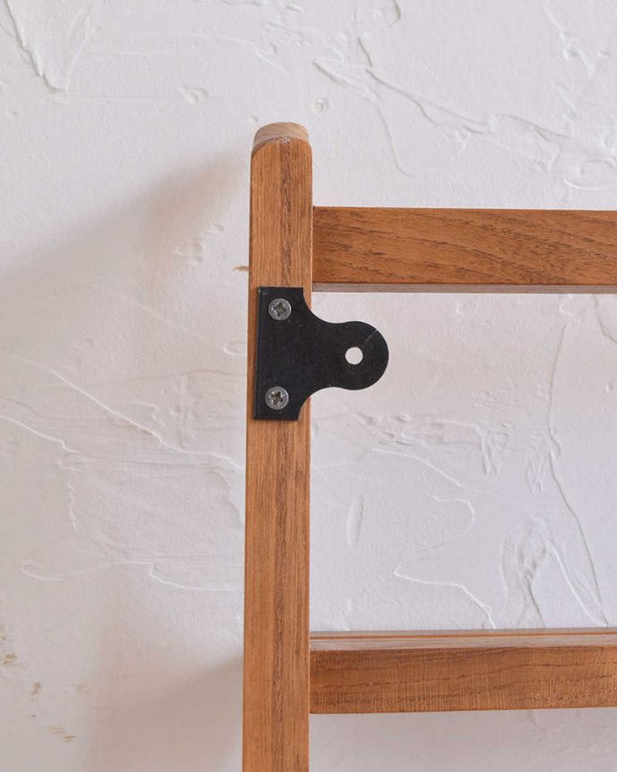 ウォールシェルフ・ウォールハンガー アンティーク家具 壁のお洒落を楽しむアーコール社のヴィンテージのウォールシェルフ(プレートラック)。壁に取り付け出来ます。(x-1127-f)