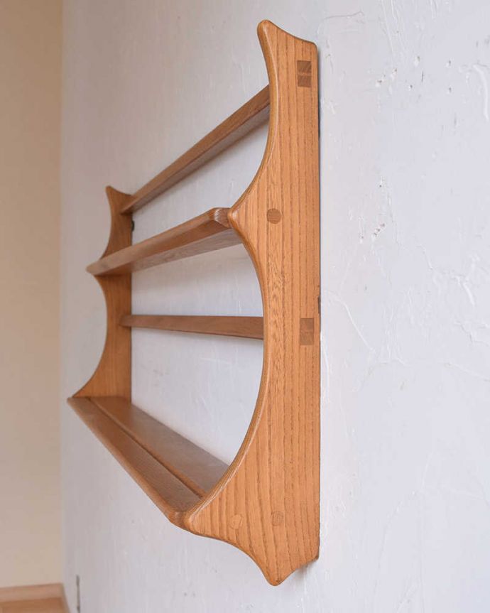 ウォールシェルフ・ウォールハンガー アンティーク家具 壁のお洒落を楽しむアーコール社のヴィンテージのウォールシェルフ(プレートラック)。横から見ると、こんなデザインですもちろん横顔だってキレイ!どこから見ても壁に映えてオシャレです。(x-1127-f)