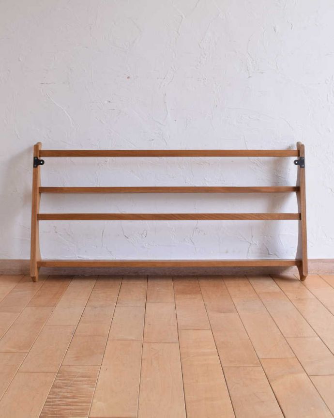 ウォールシェルフ・ウォールハンガー アンティーク家具 壁のお洒落を楽しむアーコール社のヴィンテージのウォールシェルフ(プレートラック)。後ろ側を見てみると・・・ビンテージなので、もちろん経年変化によるキズはありますが、職人がキレイに修復しました。(x-1127-f)