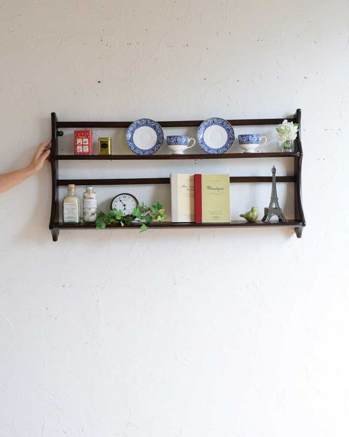 アーコールの家具 アンティーク家具 優れたデザイン性は現代でも人気、アーコール社のヴィンテージのウォールシェルフ(プレートラック) 。壁をオシャレにしてくれるシェルフ北欧スタイルの壁付けシェルフは取り付けた瞬間、お部屋をオシャレに魅せてくれる魔法のアイテムです。(x-1128-f)