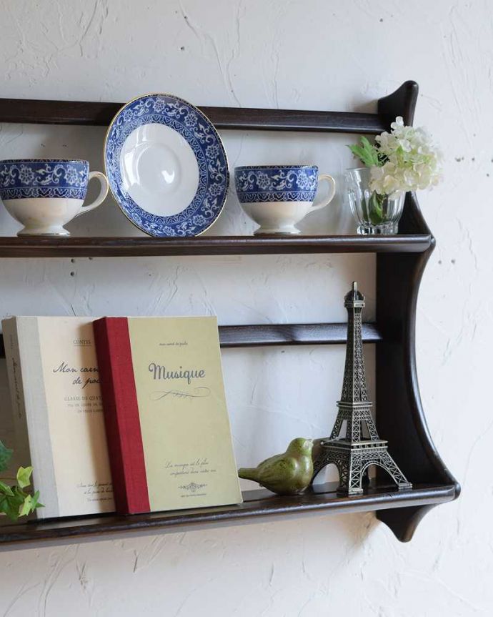 アーコールの家具 アンティーク家具 優れたデザイン性は現代でも人気、アーコール社のヴィンテージのウォールシェルフ(プレートラック) 。クールな表情から感じるぬくもりシンプルでカッコいいデザインの中に見えるほっこりとしたぬくもり。(x-1128-f)