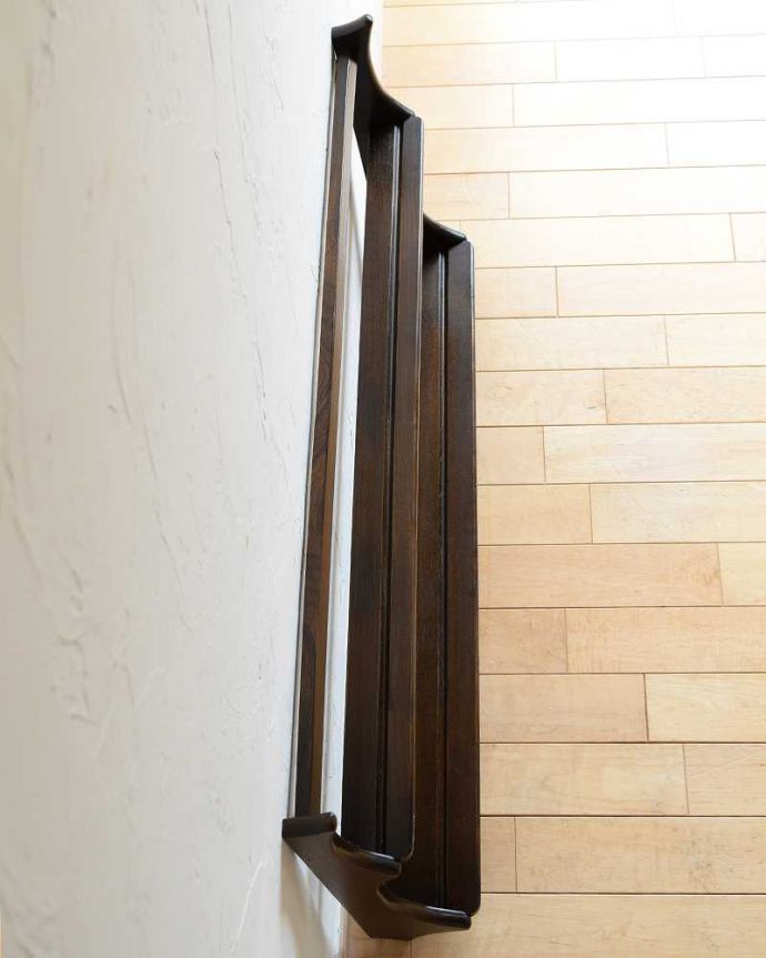 アーコールの家具 アンティーク家具 優れたデザイン性は現代でも人気、アーコール社のヴィンテージのウォールシェルフ(プレートラック) 。上から見ると分かるプレートを立てる溝天板もこんな感じで、きちんと仕上げました。(x-1128-f)