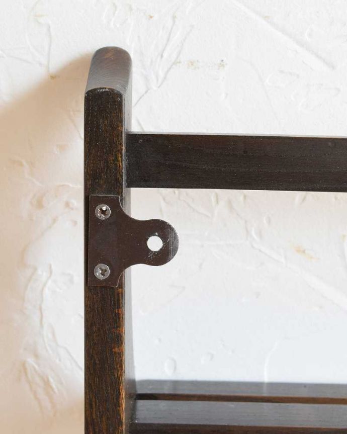 アーコールの家具 アンティーク家具 優れたデザイン性は現代でも人気、アーコール社のヴィンテージのウォールシェルフ(プレートラック) 。壁に取り付け出来ます。(x-1128-f)