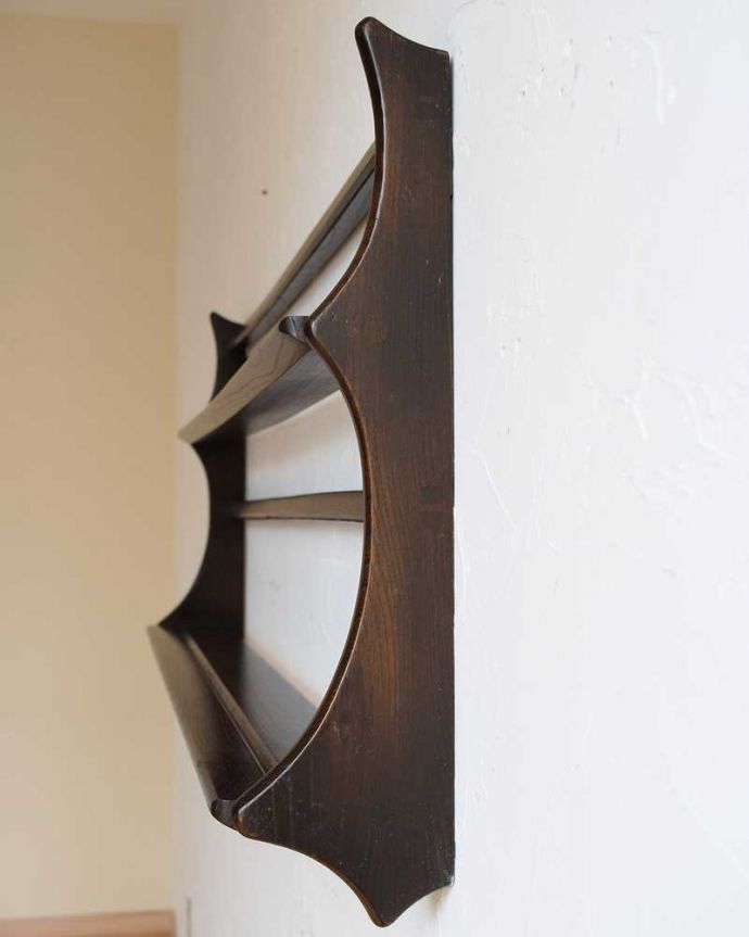 アーコールの家具 アンティーク家具 優れたデザイン性は現代でも人気、アーコール社のヴィンテージのウォールシェルフ(プレートラック) 。横から見ると、こんなデザインですもちろん横顔だってキレイ!どこから見ても壁に映えてオシャレです。(x-1128-f)