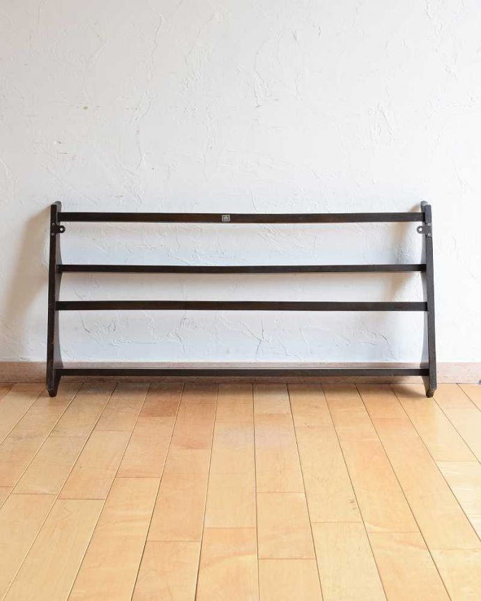 アーコールの家具 アンティーク家具 優れたデザイン性は現代でも人気、アーコール社のヴィンテージのウォールシェルフ(プレートラック) 。後ろ側を見てみると・・・ビンテージなので、もちろん経年変化によるキズはありますが、職人がキレイに修復しました。(x-1128-f)