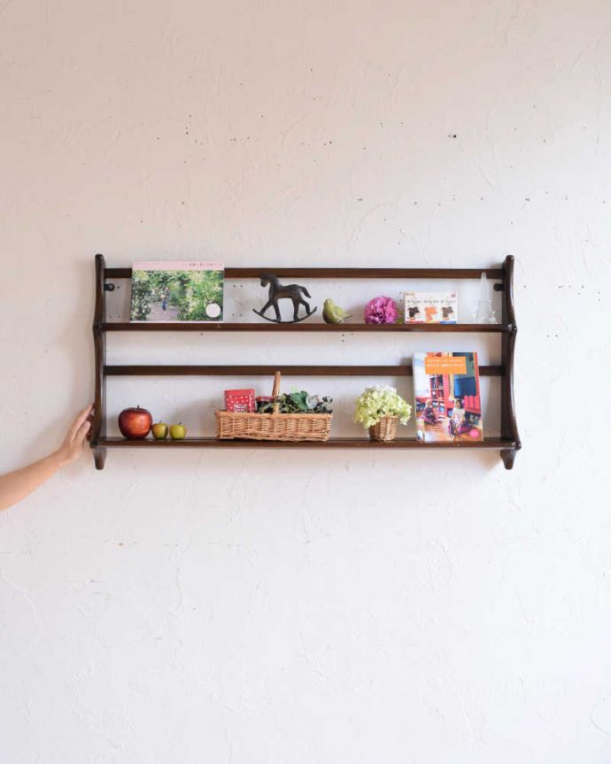 アーコールの家具　アンティーク家具　壁のお洒落を楽しめるアーコール社のヴィンテージのウォールシェルフ（プレートラック）。壁をオシャレにしてくれるシェルフ北欧スタイルの壁付けシェルフは取り付けた瞬間、お部屋をオシャレに魅せてくれる魔法のアイテムです。(x-1129-f)