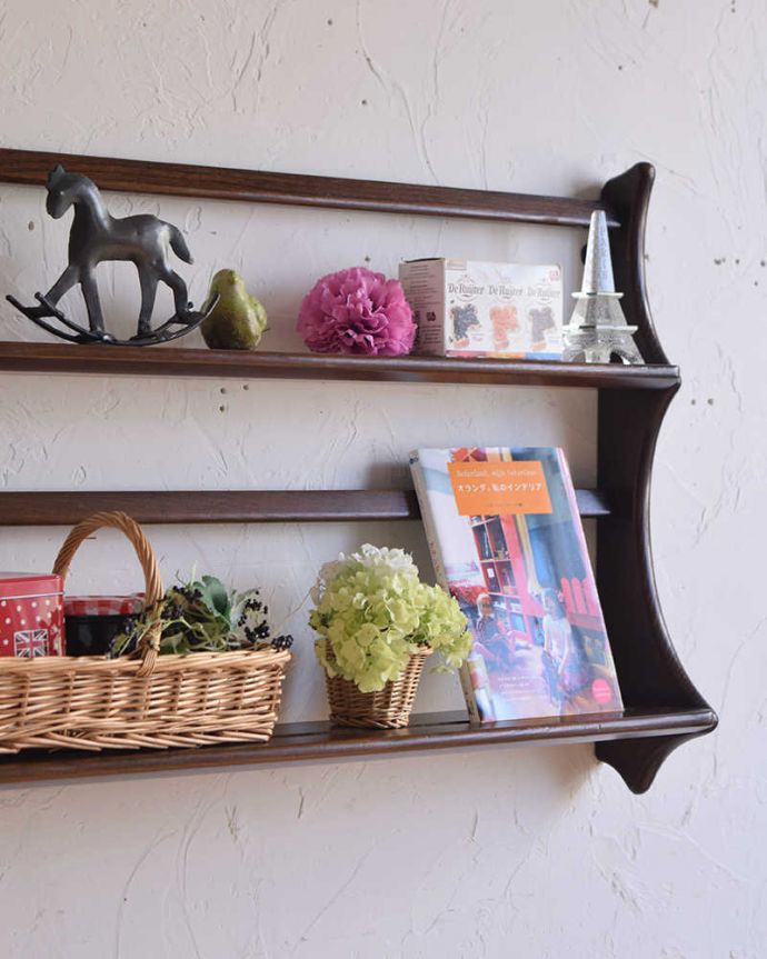 アーコールの家具　アンティーク家具　壁のお洒落を楽しめるアーコール社のヴィンテージのウォールシェルフ（プレートラック）。クールな表情から感じるぬくもりシンプルでカッコいいデザインの中に見えるほっこりとしたぬくもり。(x-1129-f)