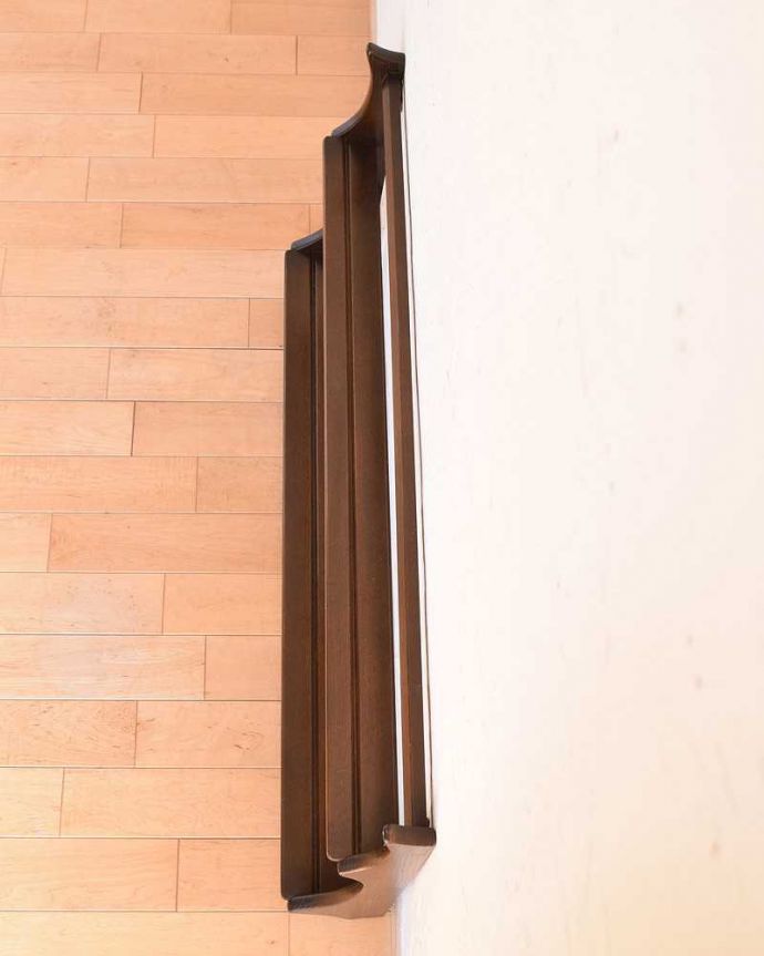 アーコールの家具　アンティーク家具　ディスプレイが楽しくなる、アーコール社のヴィンテージのウォールシェルフ（プレートラック）。上から見ると分かるプレートを立てる溝天板もこんな感じで、きちんと仕上げました。(x-1130-f)