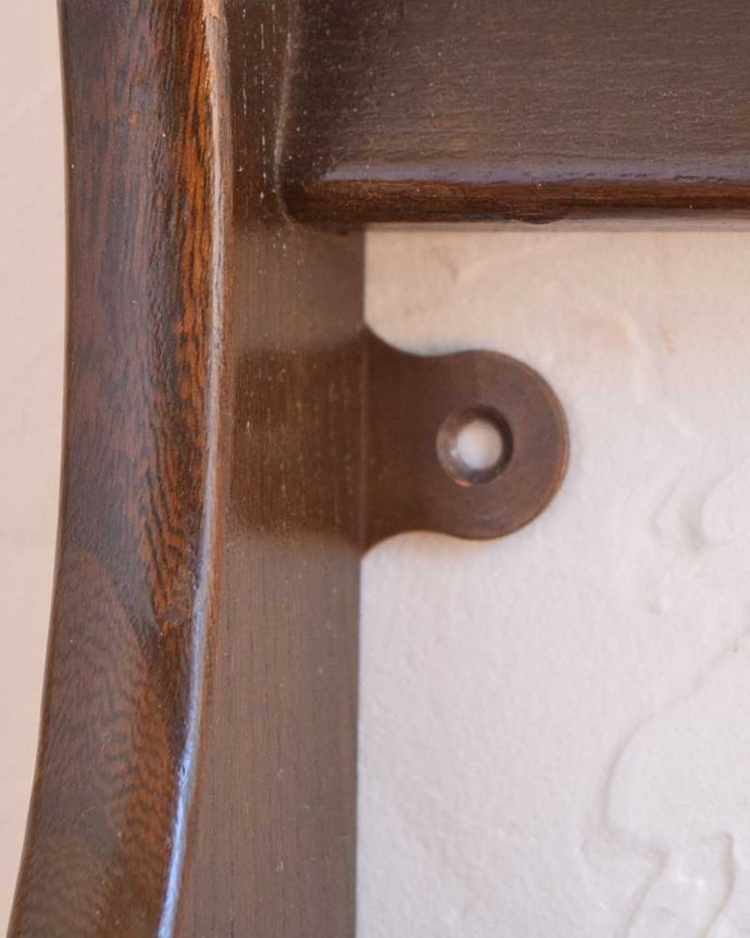 アーコールの家具　アンティーク家具　ディスプレイが楽しくなる、アーコール社のヴィンテージのウォールシェルフ（プレートラック）。壁に取り付け出来ます。(x-1130-f)