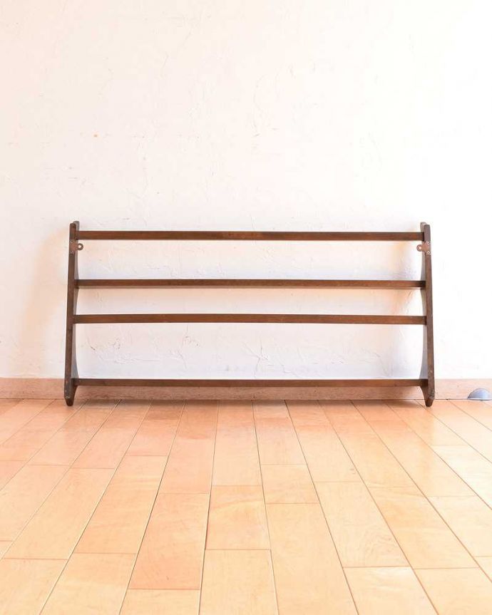 アーコールの家具　アンティーク家具　ディスプレイが楽しくなる、アーコール社のヴィンテージのウォールシェルフ（プレートラック）。後ろ側を見てみると･･･アンティークは新品ではないので、もちろん経年変化によるキズはありますが、壁に付ける部分も職人がキレイに修復したので、安心してお使いください。(x-1130-f)