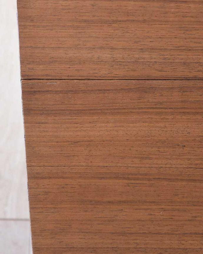 アンティークのテーブル　アンティーク家具　G-planのバタフライテーブル、北欧ヴィンテージ家具（伸張式ダイニングテーブル）。近づいて見てみると･･･手間暇を掛けてアンティーク家具専門の職人が丁寧に修復した天板は、木目も美しいんです。(x-1131-f)