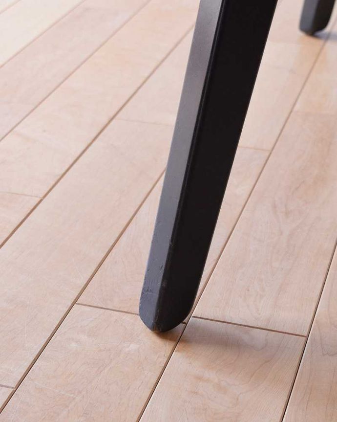 アンティークのテーブル　アンティーク家具　G-planのバタフライテーブル、北欧ヴィンテージ家具（伸張式ダイニングテーブル）。持ち上げなくても移動できます！Handleのアンティークは、脚の裏にフェルトキーパーをお付けしていますので、床を滑らせてれば女性1人でも移動が簡単です。(x-1131-f)