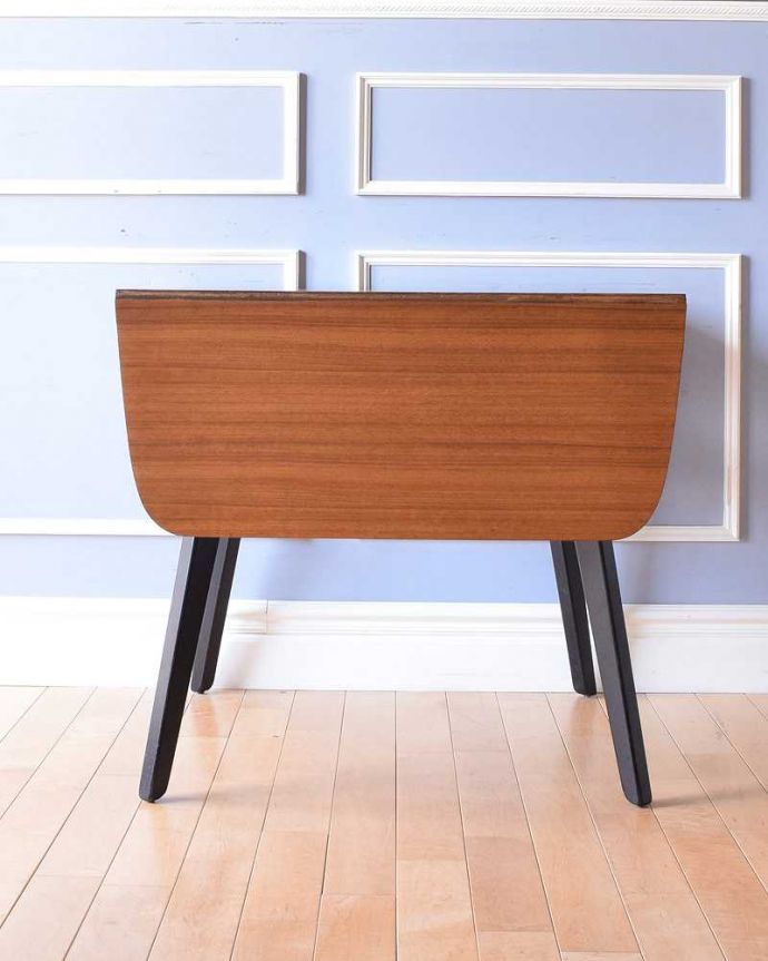 アンティークのテーブル　アンティーク家具　G-planのバタフライテーブル、北欧ヴィンテージ家具（伸張式ダイニングテーブル）。壁にピタッ！閉じて壁に付ければなんだか違う家具に見えちゃうんです。(x-1131-f)