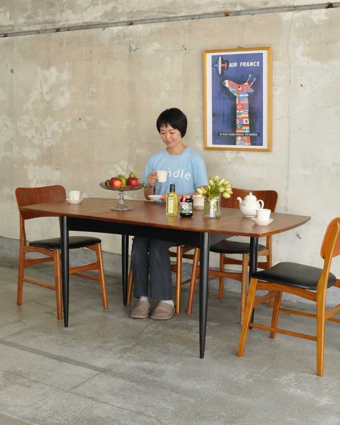 G-PLAN(Gプラン)　アンティーク家具　G-planトラー＆ブラック（Tola＆Black）のヴィンテージ家具、チーク材の伸張式のダイニングテーブル。スマートなデザインが人気のヴィンテージテーブルシンプルなデザインだから、どんなインテリアにも似合っちゃう所が人気のヒミツ。(x-1132-f)