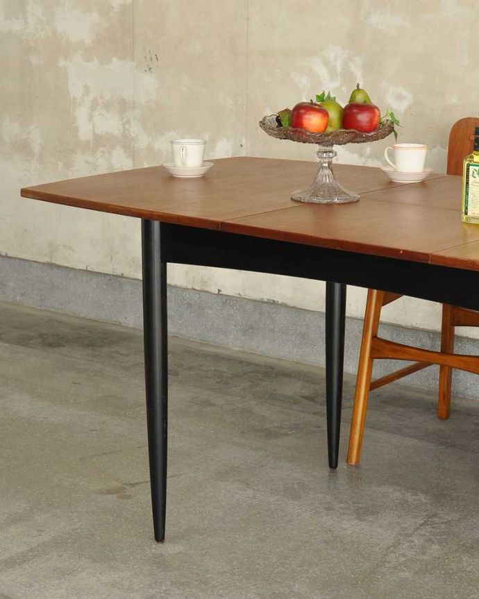 G-PLAN(Gプラン)　アンティーク家具　G-planトラー＆ブラック（Tola＆Black）のヴィンテージ家具、チーク材の伸張式のダイニングテーブル。スッキリとカッコイイ脚先にいくほど微妙にシェープされたスッキリとした脚。(x-1132-f)