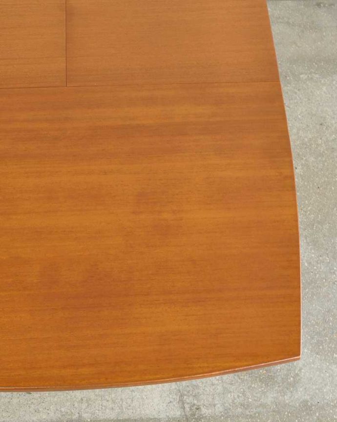 G-PLAN(Gプラン)　アンティーク家具　G-planトラー＆ブラック（Tola＆Black）のヴィンテージ家具、チーク材の伸張式のダイニングテーブル。シンプルな木目がカッコイイ天板を近くで見てみるとこんな感じです。(x-1132-f)