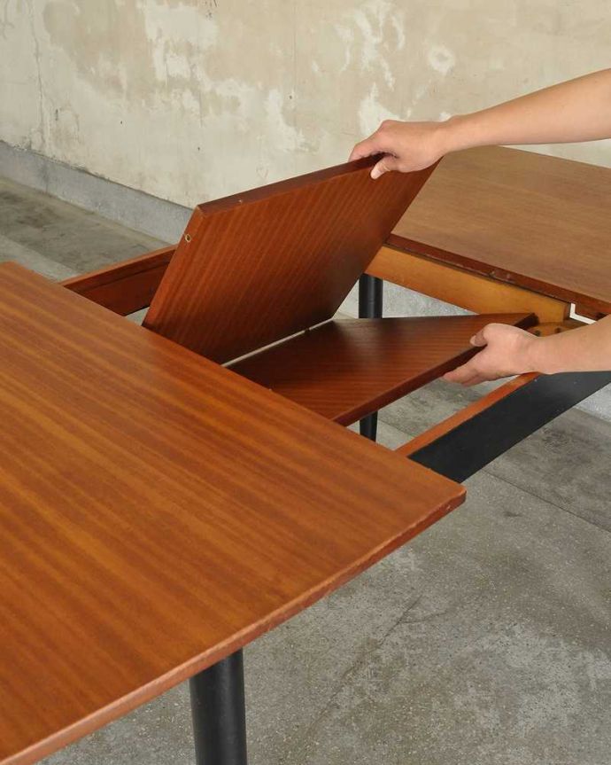 G-PLAN(Gプラン)　アンティーク家具　G-planトラー＆ブラック（Tola＆Black）のヴィンテージ家具、チーク材の伸張式のダイニングテーブル。あっという間にサイズ変更OK！天板の真ん中から新しい天板が出てきます。(x-1132-f)