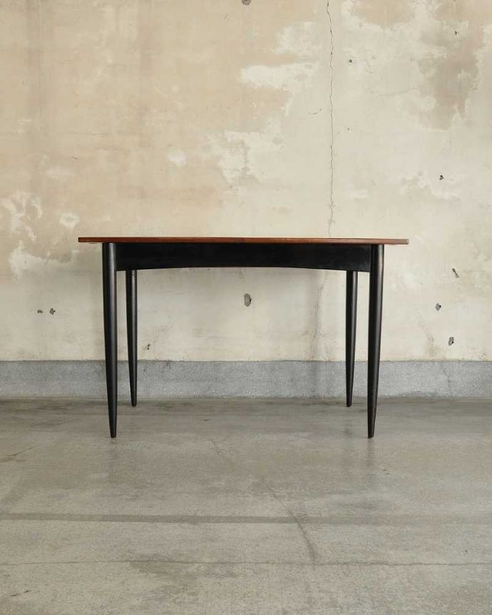 G-PLAN(Gプラン)　アンティーク家具　G-planトラー＆ブラック（Tola＆Black）のヴィンテージ家具、チーク材の伸張式のダイニングテーブル。横から見た姿は…シンプルなデザインなので、どんなお部屋にも似合っちゃうんです。(x-1132-f)