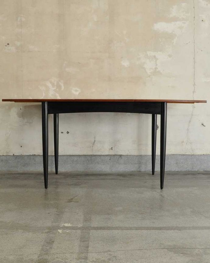 G-PLAN(Gプラン)　アンティーク家具　G-planトラー＆ブラック（Tola＆Black）のヴィンテージ家具、チーク材の伸張式のダイニングテーブル。天板を広げると･･･もちろん広げたままの状態でもお使い頂けます。(x-1132-f)