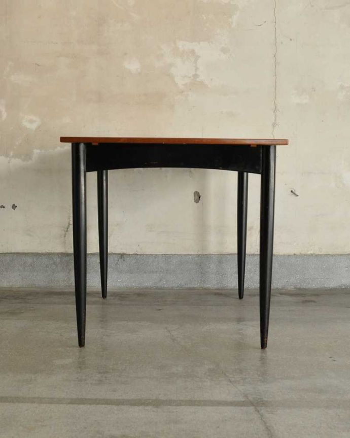 G-PLAN(Gプラン)　アンティーク家具　G-planトラー＆ブラック（Tola＆Black）のヴィンテージ家具、チーク材の伸張式のダイニングテーブル。こちら側も、もちろんキレイです。(x-1132-f)