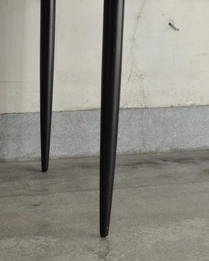 G-PLAN(Gプラン)　アンティーク家具　G-planトラー＆ブラック（Tola＆Black）のヴィンテージ家具、チーク材の伸張式のダイニングテーブル。持ち上げなくても移動できます！Handleのアンティークは、脚の裏にフェルトキーパーをお付けしていますので、持ち上げなくても床を滑らせて移動させることが出来ます。(x-1132-f)