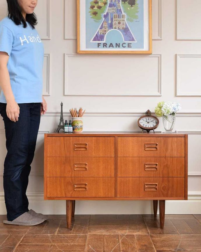 アンティークのチェスト　アンティーク家具　北欧インテリアに合うビンテージ家具、脚のシルエットが美しいチーク材サイドボード（チェスト）。スッキリとしたカッコよさが魅力北欧スタイルのチェストは、やっぱり見た目がカッコいい！シンプルなのでどんなお部屋にも似合います。(x-1133-f)