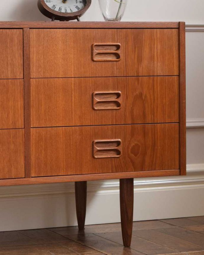 アンティークのチェスト　アンティーク家具　北欧インテリアに合うビンテージ家具、脚のシルエットが美しいチーク材サイドボード（チェスト）。見えない所もこだわっていますヴィンテージの家具は年代が若いので簡単な修復だけでも使えちゃうんだけれど、長く使って頂けるように、見えない部分もしっかりこだわって修復しています。(x-1133-f)