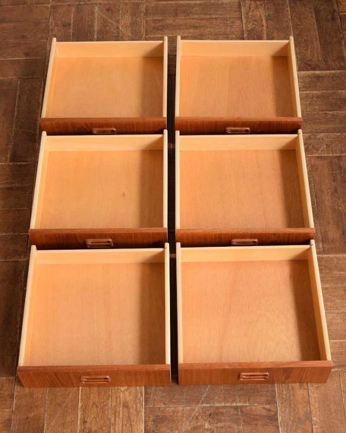 アンティークのチェスト　アンティーク家具　北欧インテリアに合うビンテージ家具、脚のシルエットが美しいチーク材サイドボード（チェスト）。引き出しの中もキレイに修復しました。(x-1133-f)