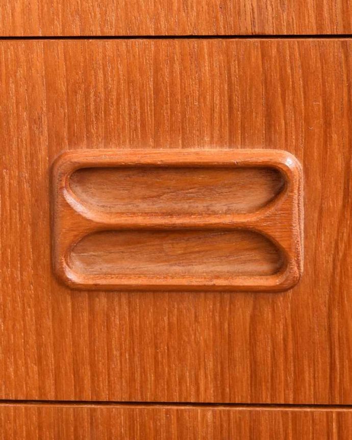 アンティークのチェスト　アンティーク家具　北欧インテリアに合うビンテージ家具、脚のシルエットが美しいチーク材サイドボード（チェスト）。カッコいい取っ手もデザインの一部デザインの一部になっているカッコいい取っ手。(x-1133-f)