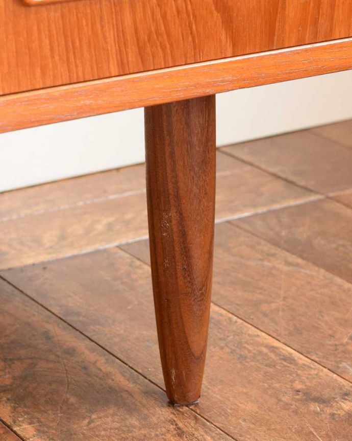 アンティークのチェスト　アンティーク家具　北欧インテリアに合うビンテージ家具、脚のシルエットが美しいチーク材サイドボード（チェスト）。女性1人でラクラク運べちゃう仕掛けHandleのアンティークは、脚の裏にフェルトキーパーをお付けしています。(x-1133-f)