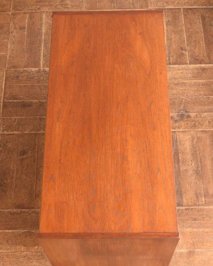 アンティークのチェスト　アンティーク家具　北欧インテリアに合うビンテージ家具、脚のシルエットが美しいチーク材サイドボード（チェスト）。上から見ると･･･天板はこんな感じです。(x-1133-f)