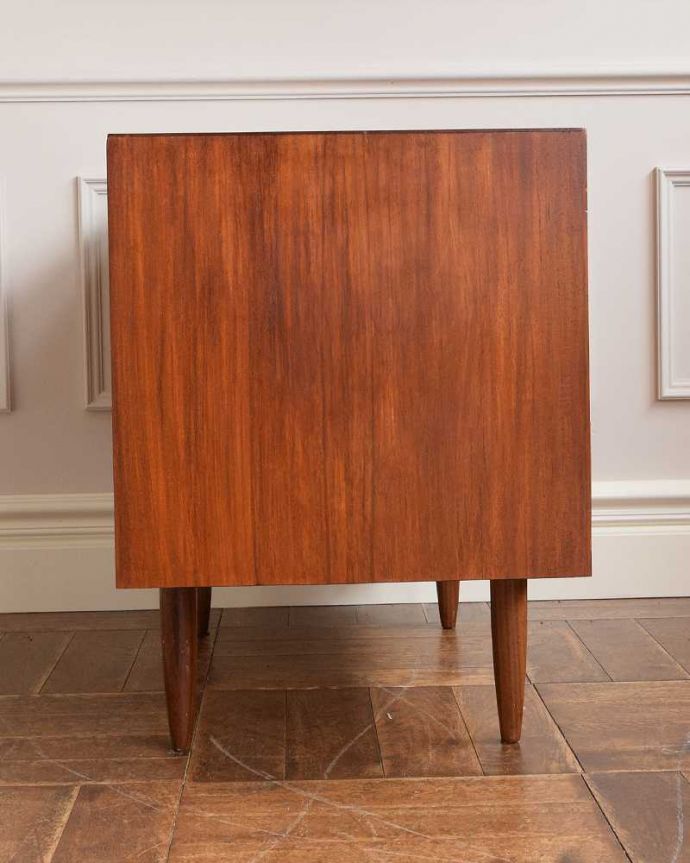 アンティークのチェスト　アンティーク家具　北欧インテリアに合うビンテージ家具、脚のシルエットが美しいチーク材サイドボード（チェスト）。横から見てもスッキリシンプルだからこそ、どこから見てもカッコいいようにしっかりお直ししました。(x-1133-f)