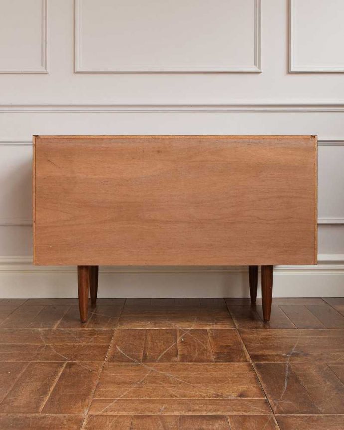 アンティークのチェスト　アンティーク家具　北欧インテリアに合うビンテージ家具、脚のシルエットが美しいチーク材サイドボード（チェスト）。修復してあるので後ろ姿もキレイです。(x-1133-f)