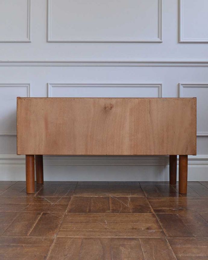 アンティークのチェスト　アンティーク家具　シンプルで使いやすいサイズ感！北欧スタイルのアンティークチェスト。修復してあるので後ろ姿もキレイです。(x-1134-f)