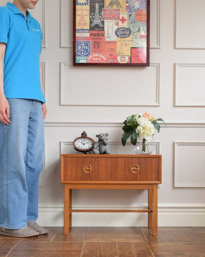 アンティークのチェスト　アンティーク家具　引き出し付きのサイドチェスト、ソファやベッドの横で使えるヴィンテージ家具 。スッキリとしたシンプルなデザイン北欧スタイルのデザインは、やっぱり見た目がカッコいい！シンプルなのでどんなお部屋にも似合います。(x-1135-f)