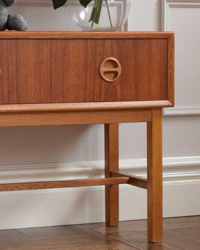 アンティークのチェスト　アンティーク家具　引き出し付きのサイドチェスト、ソファやベッドの横で使えるヴィンテージ家具 。見えない所もこだわっていますヴィンテージの家具は年代が若いので簡単な修復だけでも使えちゃうんだけれど、長く使って頂けるように、見えない部分もしっかりこだわって修復しています。(x-1135-f)