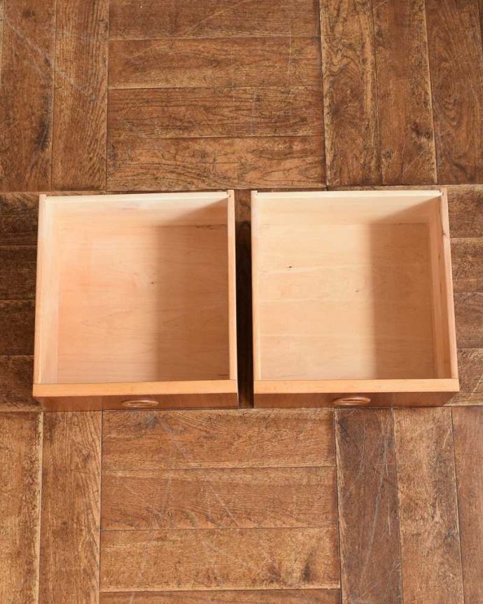 アンティークのチェスト　アンティーク家具　引き出し付きのサイドチェスト、ソファやベッドの横で使えるヴィンテージ家具 。引き出しの中もキレイに修復しましたもちろん引き出しの中も専門の職人がキレイに修復しました。(x-1135-f)