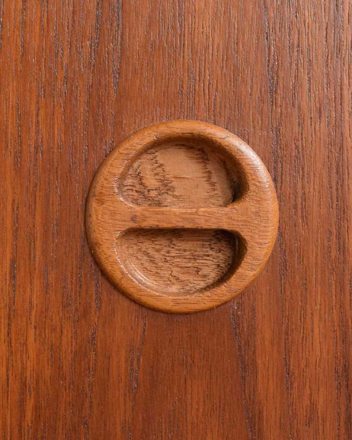 アンティークのチェスト　アンティーク家具　引き出し付きのサイドチェスト、ソファやベッドの横で使えるヴィンテージ家具 。シンプルでカッコいい取っ手北欧デザインらしいシンプルなデザインの取っ手。(x-1135-f)