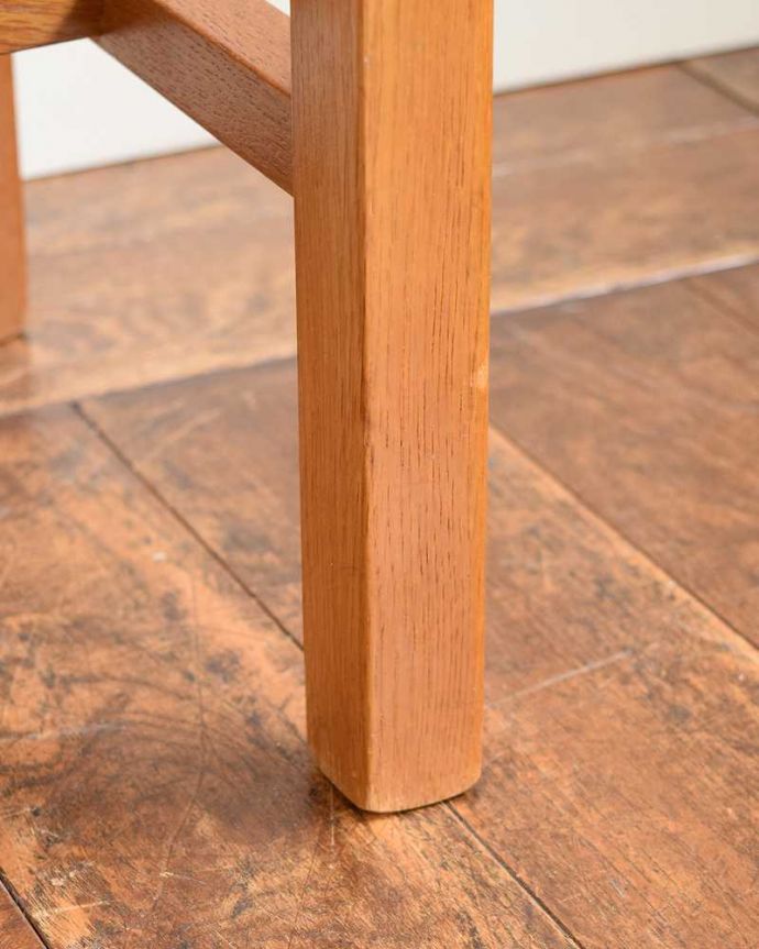 アンティークのチェスト　アンティーク家具　引き出し付きのサイドチェスト、ソファやベッドの横で使えるヴィンテージ家具 。女性1人でラクラク運べちゃう仕掛けHandleのアンティークは、脚の裏にフェルトキーパーをお付けしています。(x-1135-f)