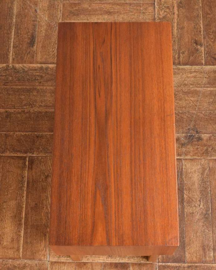 アンティークのチェスト　アンティーク家具　引き出し付きのサイドチェスト、ソファやベッドの横で使えるヴィンテージ家具 。上から見ると･･･天板はこんな感じです。(x-1135-f)