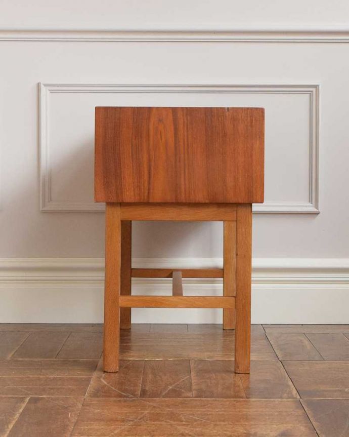 アンティークのチェスト　アンティーク家具　引き出し付きのサイドチェスト、ソファやベッドの横で使えるヴィンテージ家具 。横から見てもステキ横から見てもスッキリとしてカッコいい！。(x-1135-f)