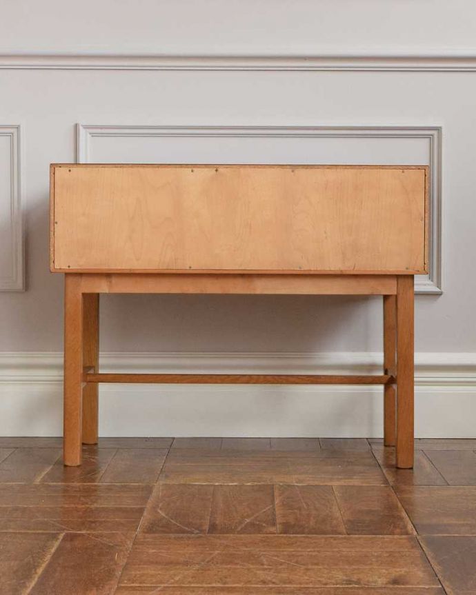 アンティークのチェスト　アンティーク家具　引き出し付きのサイドチェスト、ソファやベッドの横で使えるヴィンテージ家具 。後ろ姿もキレイですヴィンテージ家具は新品ではないので経年変化によるキズは必ずありますが、きちんと修復したので後ろ姿までキレイです。(x-1135-f)