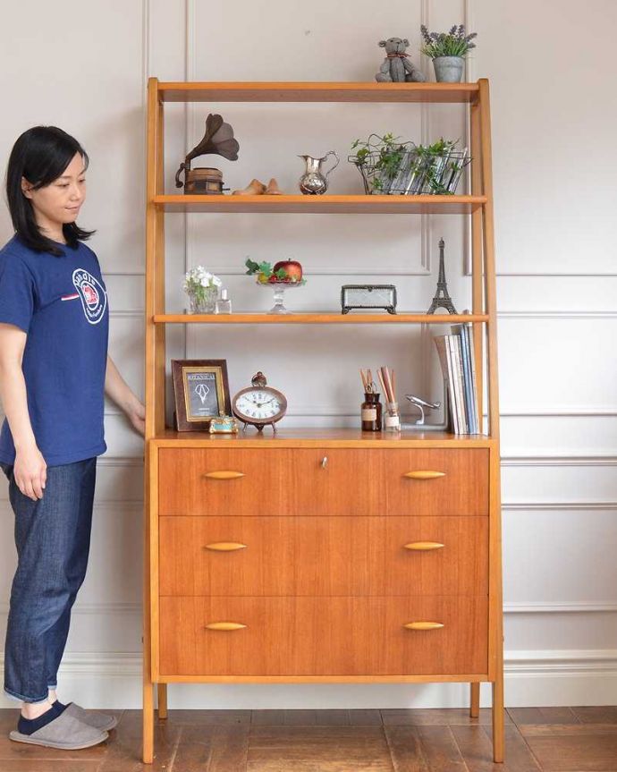 アンティークのキャビネット　アンティーク家具　ディバイダーとしても使える引き出し付きのオープンシェルフ（ヴィンテージキャビネット）。シンプルな中に感じられるあたたかさスッキリとカッコイイ雰囲気が人気の北欧スタイルのキャビネット。(x-1136-f)